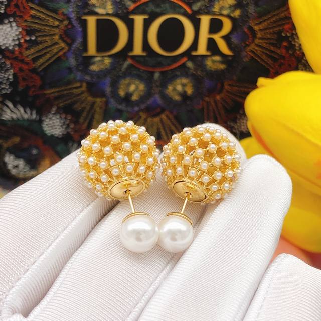编号ded0179 Dior 新款cd圆形网球大小珍珠镂空耳钉 复古风格时尚造型设计很漂亮专柜材质 专柜新款上市 美得不要不要的 唯美 浪漫 人手必备款 火爆小